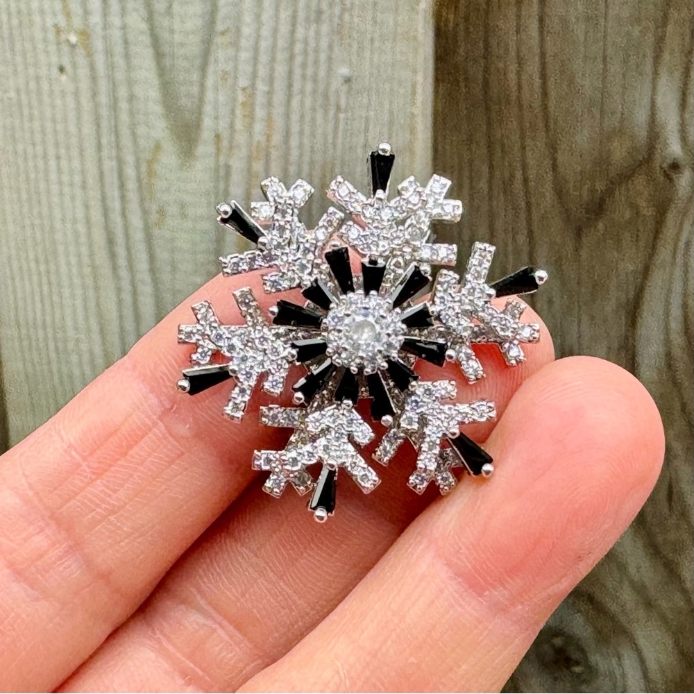 Spinning Snowflake Brooch  Black/Silver
